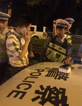 /></div><div><br /></div><div>昨天17點01分,一輛跩了很久的外地車,因為司機(jī)沒系安全帶倒了大霉。這哥們極有可能把這輛面包車給搭進(jìn)去了。</div><div><br /></div><div><br /></div><div><img src=/up_files/month_1607/20160708100205309.jpg alt=